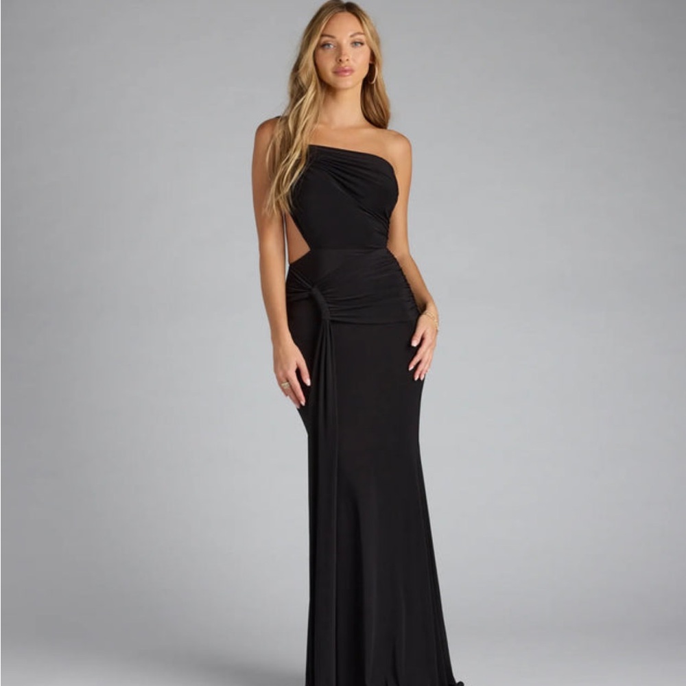 Windsor Black One Shoulder Slit Gown